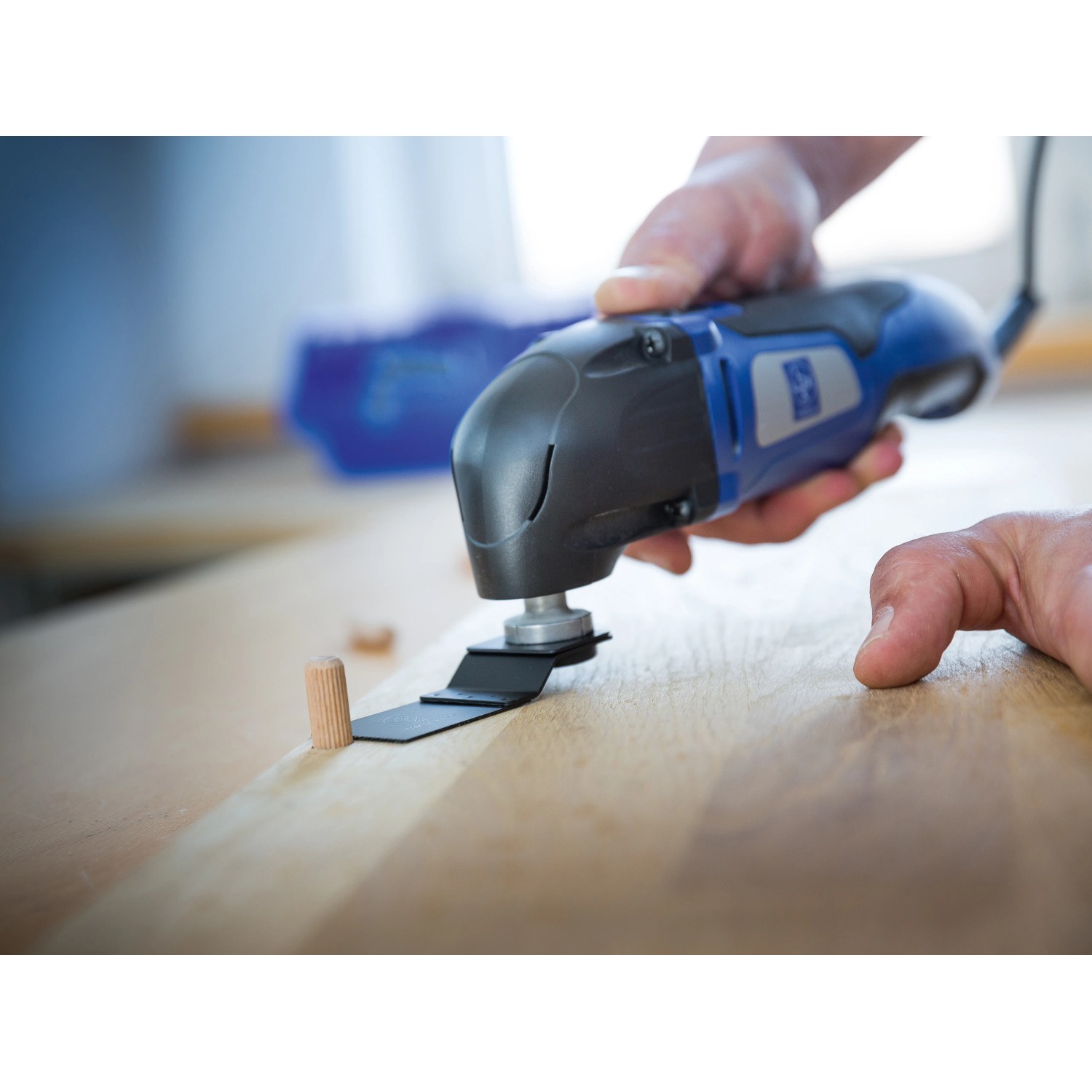 LUX Multitool im Einsatz: Multifunktionswerkzeug mit Sägeblatt bearbeitet Holz. Zubehör für Heimwerker.