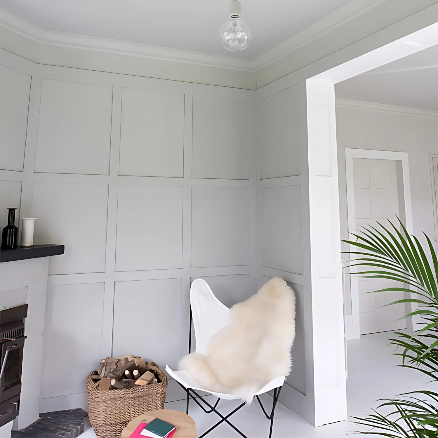 Wohnraum mit weißen ORAC DECOR Sockelleisten SX162-Box AXXENT (72m) an der Wand.