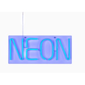 Weiße Wofi LED-Wandlampe Neon mit blau leuchtendem "Neon" Schriftzug.
