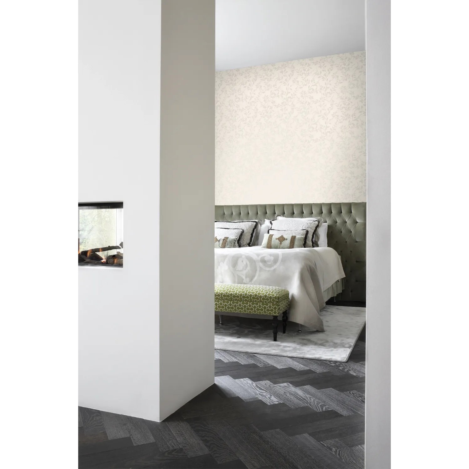 Beige Blätter Tapete von Origin Wallcoverings im Schlafzimmer mit Kamin und dunklem Holzboden.