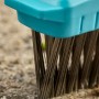 Detailaufnahme: Gardena Combisystem Fugenbürste M mit Stahlborsten und blauem Kunststoffaufsatz.