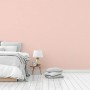 Rosa Vliestapete mit dezentem Art Deco Muster im Schlafzimmer. Dekorative Tapete für moderne Raumgestaltung.