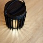 Schwarze Lutec LED Solar Tischleuchte Kozy mit Gitterstruktur und Tragegriff.