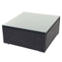 Schwarzer Poly-Rattan-Tisch mit Glasplatte für Gartenmöbel. Quadratische Form, weiße Füße.