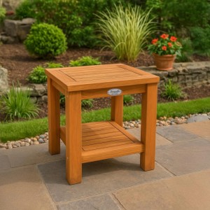Quadratischer CLP Beistelltisch Keaton aus Teakholz mit Ablage, ideal für Garten oder Terrasse.