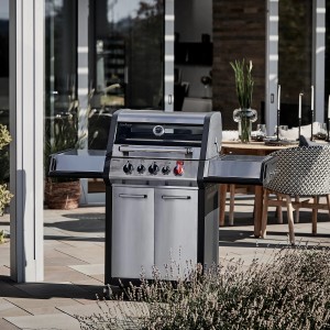 Enders Gasgrill Monroe Pro 3 SIK Turbo mit 3 Brennern und Seitenkocher im Garten.