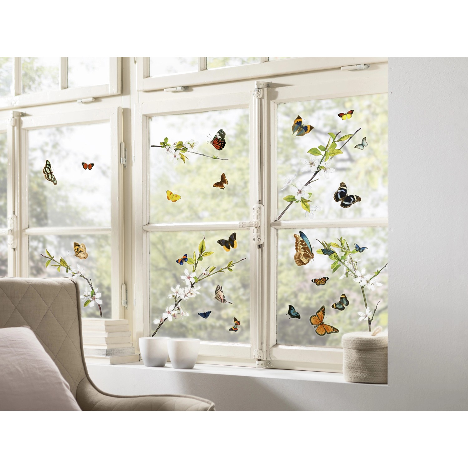 Fenster mit Komar Fenstersticker Cheerful mit bunten Schmetterlingen und Blütenzweigen.