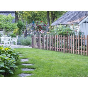 Braun imprägnierter Senkrechtzaun (250x100cm) im Garten, klassischer Landzaun.