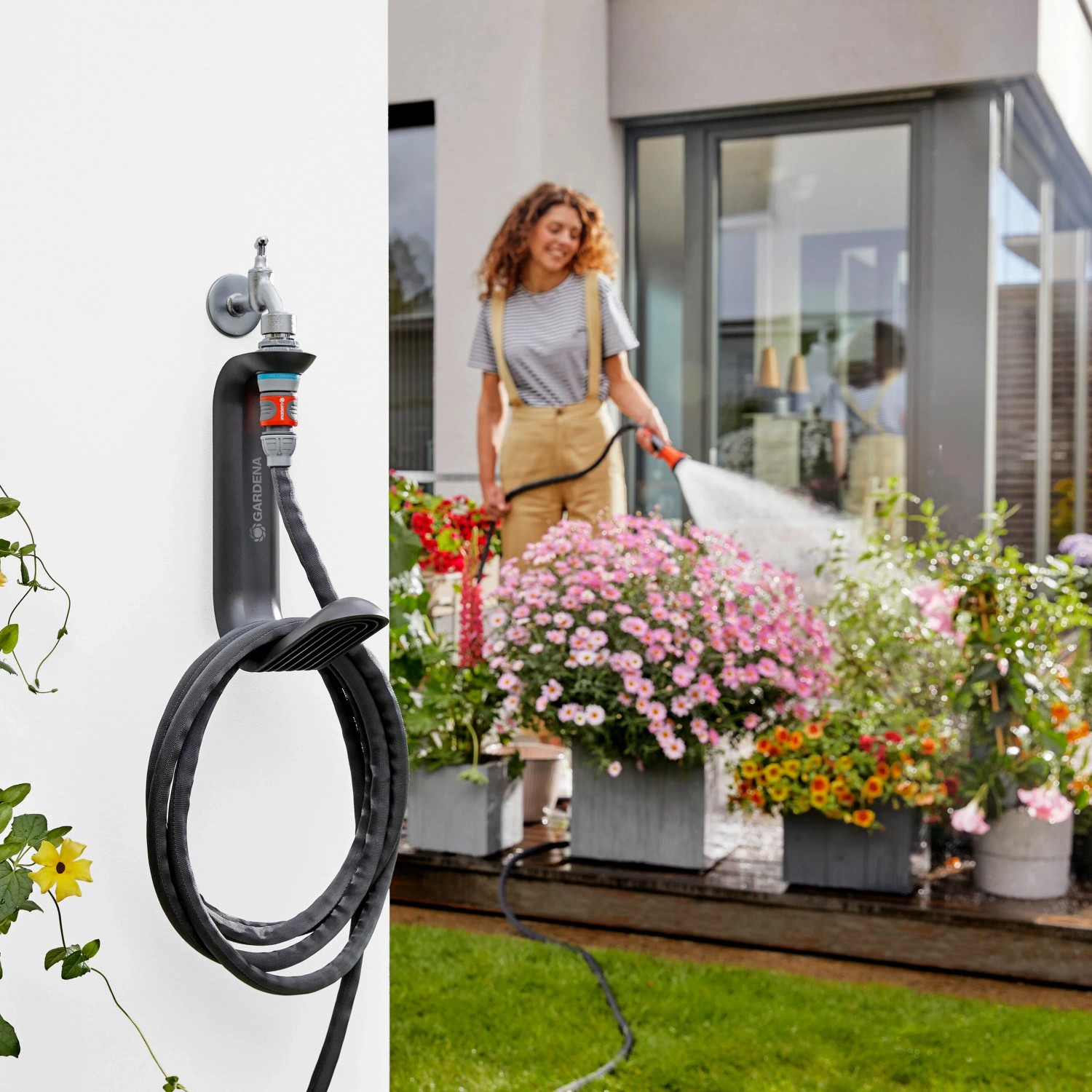 Gardena Gartenschlauch-Set Liano™ Life mit Brause und Zubehör, 10m, im Einsatz im Garten.