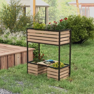Outsunny Hochbeet aus braunem Tannenholz und schwarzem Stahl mit 3 Pflanzkästen und Ablage für Gartengeräte im Garten.
