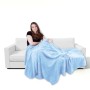 Frau sitzt mit Bestgoodies Mikrofaser Decke (babyblau, 210x280 cm) auf Sofa.
