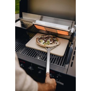 Enders Pizzawender in Silber-Schwarz mit Pizza auf Grill. Grillutensil zum einfachen Drehen.