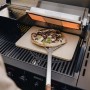 Enders Pizzawender in Silber-Schwarz mit Pizza auf Grill. Grillutensil zum einfachen Drehen.