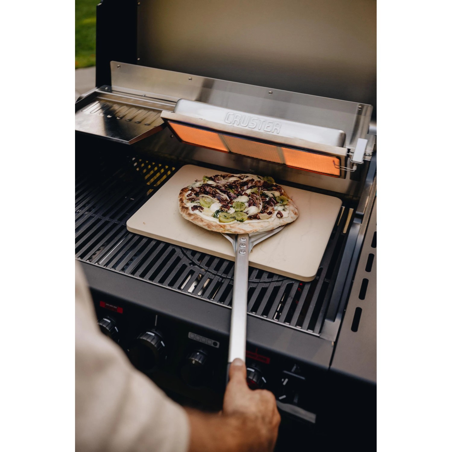 Enders Pizzawender in Silber-Schwarz mit Pizza auf Grill. Grillutensil zum einfachen Drehen.