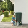 Grüne Garantia Regentonne Rund 210 l mit Frau und Gießkanne zur Regenwassernutzung im Garten.
