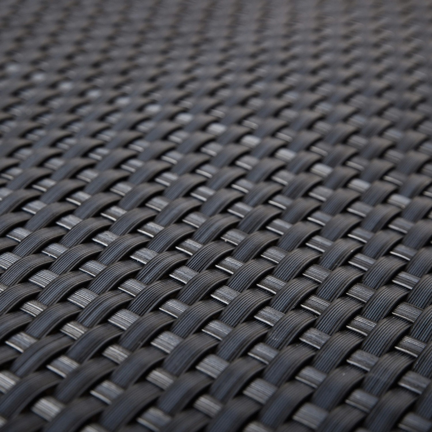 Detailaufnahme: Anthrazitfarbener NYVI Balkon Sichtschutz aus Polyrattan mit Flechtmuster.