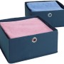 Wenko Schubladenorganizer Business 2er-Set, dunkelblaue Textilboxen mit rosa und blauem Inhalt.