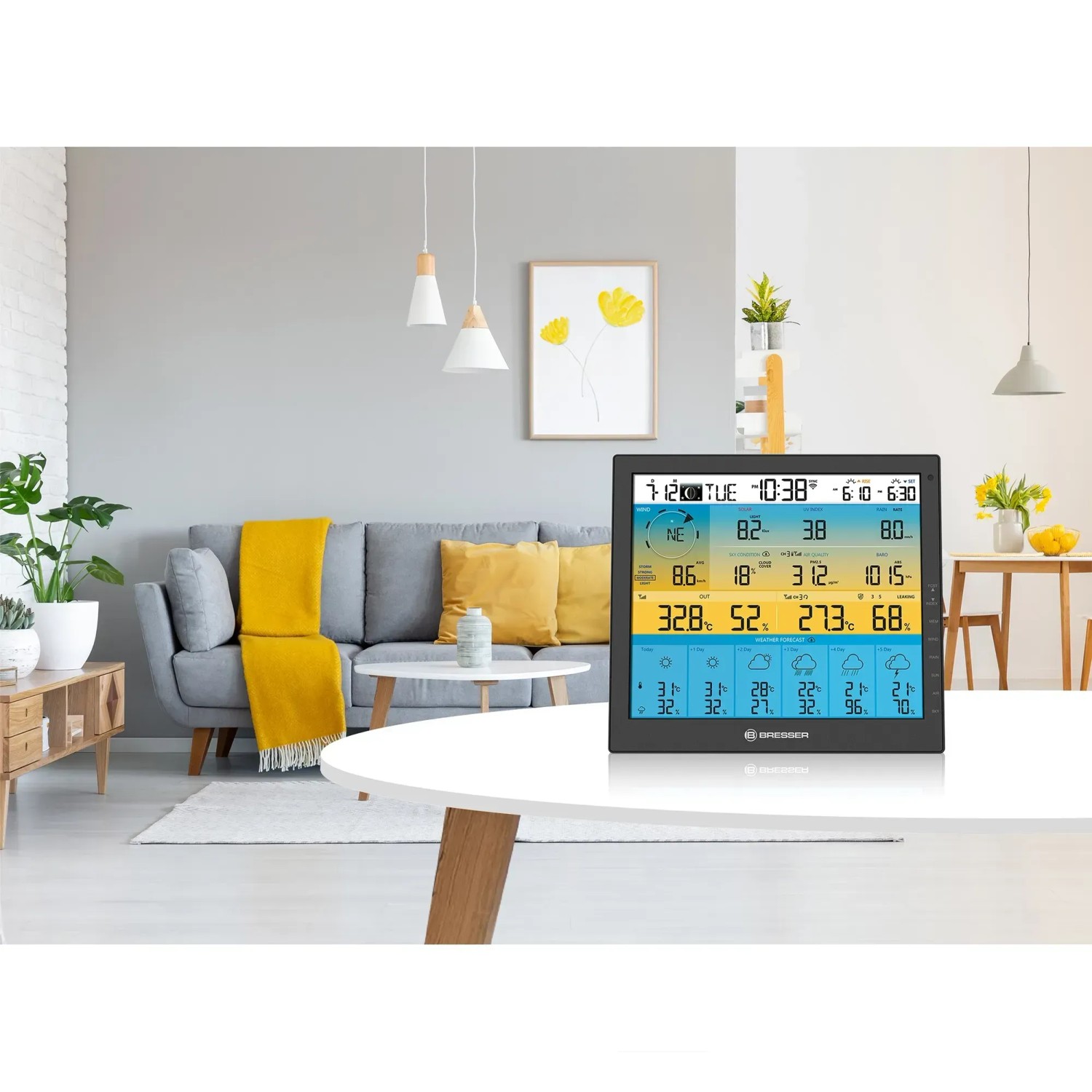 Bresser Solar-Wetterstation mit 7-in-1 Sensor auf einem Tisch im Wohnzimmer.