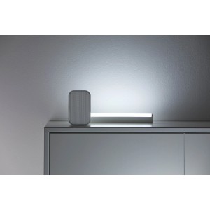 WiZ LED-Lichtleiste Bar Linear Light, tunable white & color, 400 lm, auf einem Schrank.