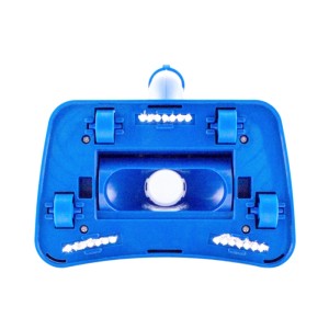 Blauer Summer Fun Pool-Bodensauger Blaster Catfish, Unterseite mit Bürsten und Rädern.
