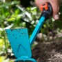 Gardena combisystem Kleinhäckchen mit geradem Blatt und 3 Zinken im Einsatz im Gartenboden.
