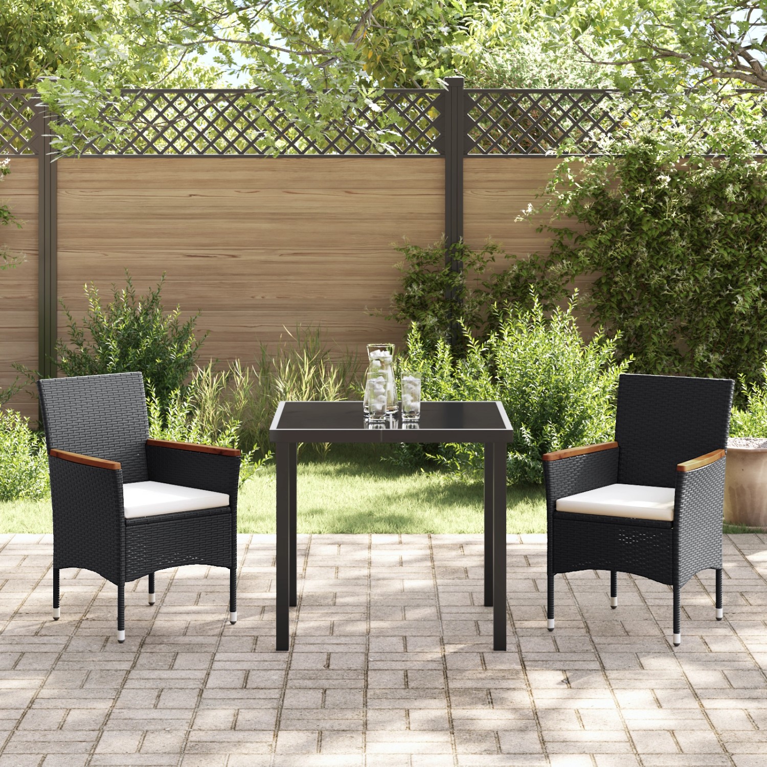 Schwarze 3-tlg. vidaXL Garten Essgruppe aus Poly Rattan mit Tisch, 2 Stühlen und Kissen.
