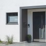 Modernes Gutta Rechteckvordach BS PLUS in Anthrazit mit Briefkasten und Seitenteil links.