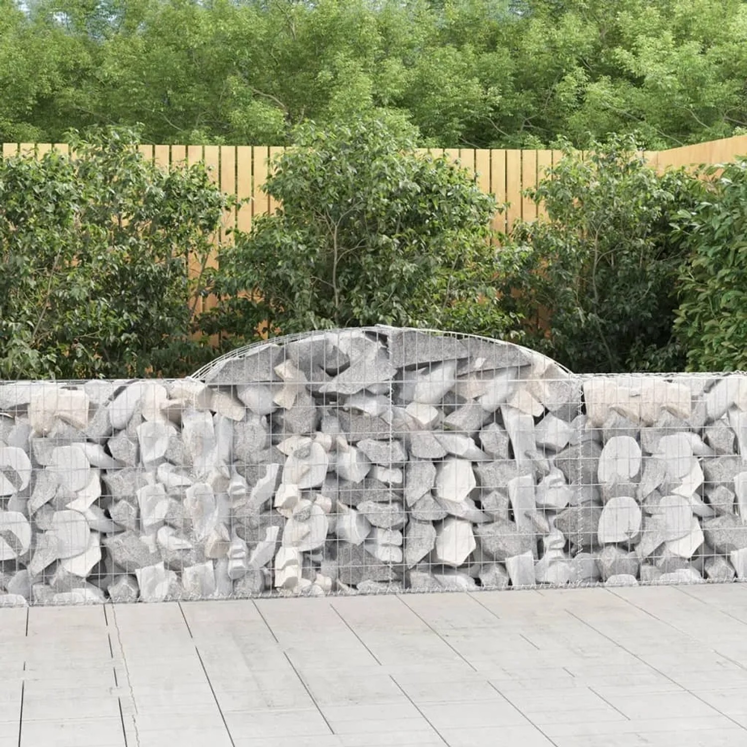 8er Set vidaXL Gabionen mit Hochbogen, 300x30x80/100 cm, aus verzinktem Eisen, befüllt mit Steinen.