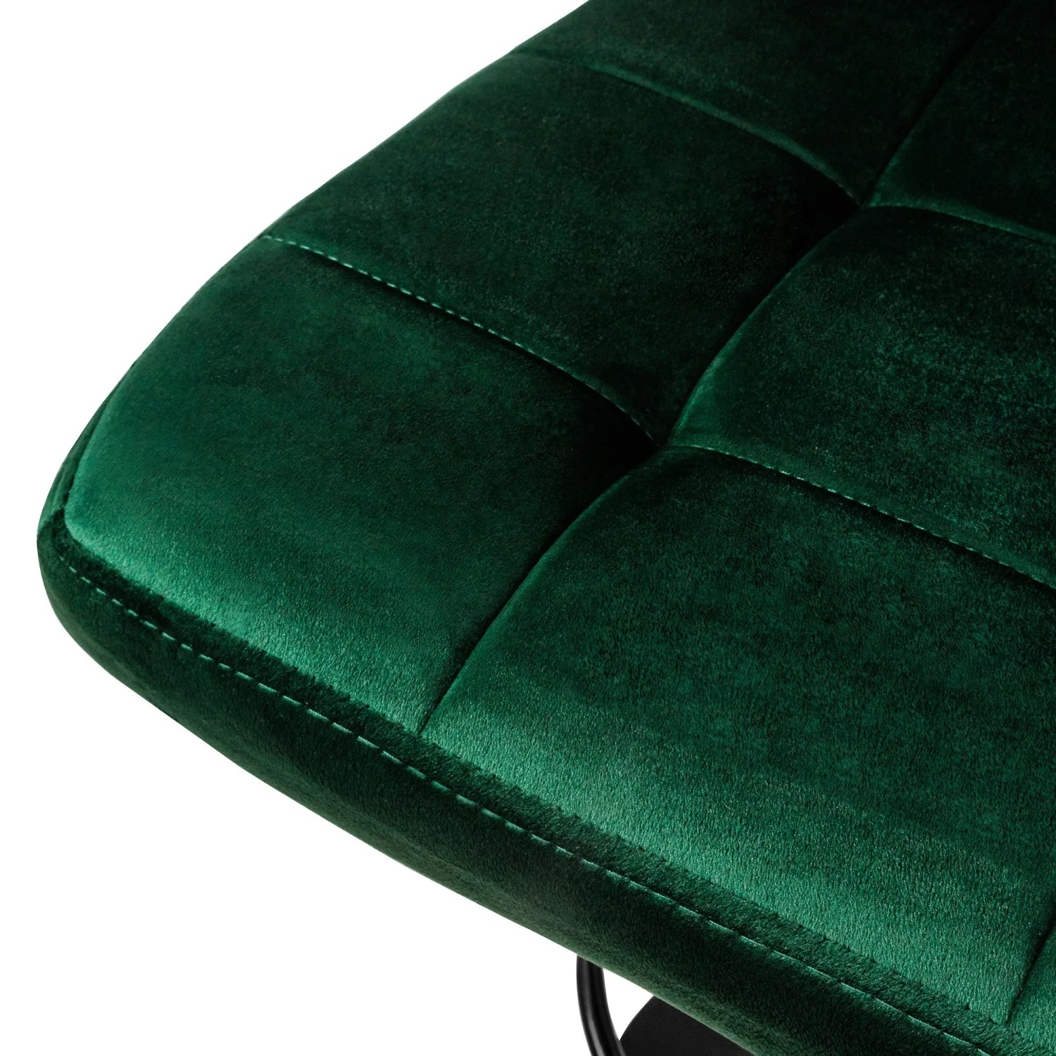 Detailaufnahme: Grüner Samt Barhocker Sitzfläche mit Steppung. Gemütlicher Hocker für Küche & Bar.