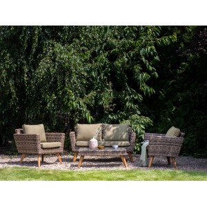 Gartenmöbel-Set VITTORIA: braunes Rattan-Sofa, zwei Sessel, Couchtisch mit olivgrünen Kissen im Garten.