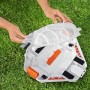 Flowclear Aquarover Poolroboter mit geöffnetem Filter auf Rasen, Detailansicht.