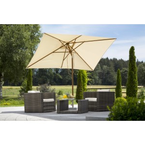 Rechteckiger, beiger Schneider Balkonschirm Malaga 300x200 cm mit Seilzug über einer Sitzgruppe im Garten.