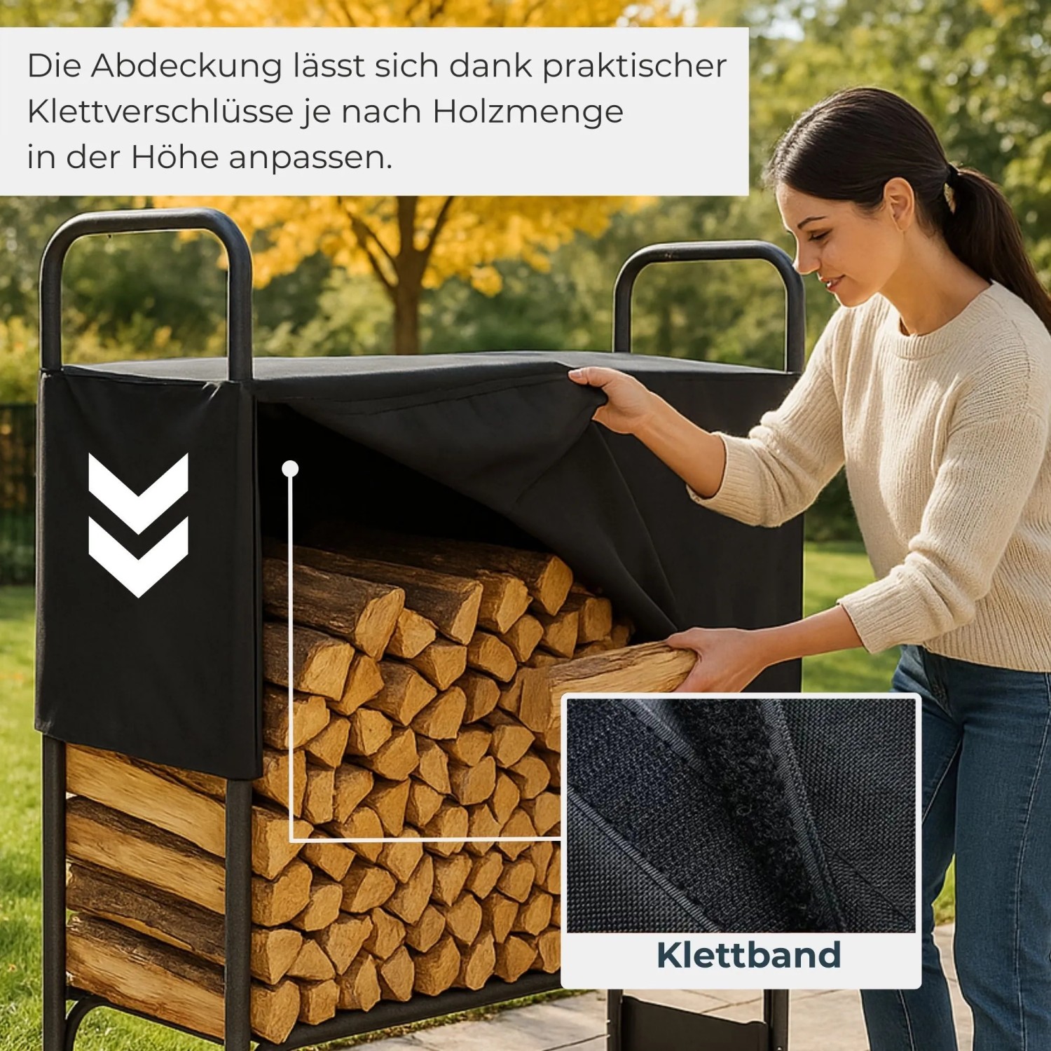 Frau passt schwarze Abdeckung des osoltus Kaminholzregals mit Brennholz an. Klettverschluss für Höhenanpassung.