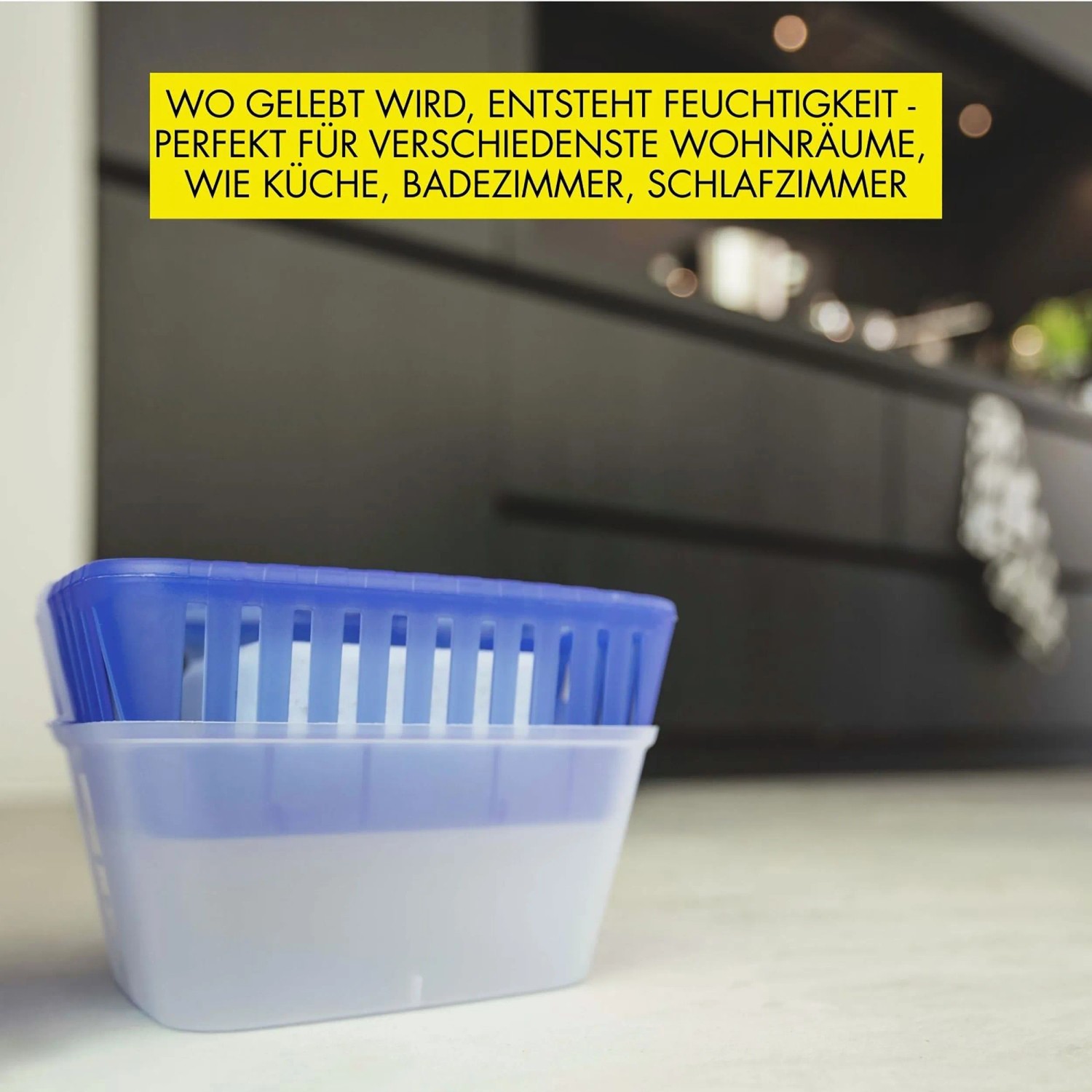 UHU Luftentfeuchter Original 1000g mit blauem Gitteraufsatz vor dunkler Küchenzeile.