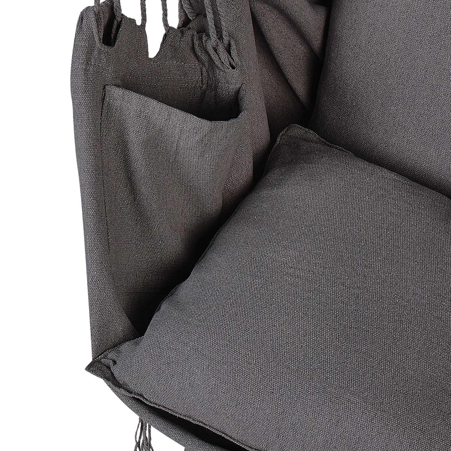 Detailaufnahme: Grauer Beliani Hängesessel mit Kissen und Tasche.