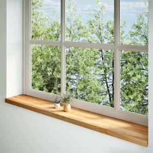 Hellbraune Massivholz Eichen-Fensterbank, fein geschliffen, unter weißem Fensterrahmen. Perfekt für stilvolle Dekoration.