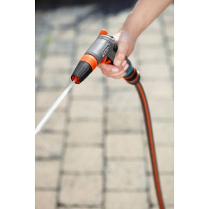 Gardena Comfort Reinigungsspritze in Aktion: Wasserstrahl für Reinigung und Bewässerung.