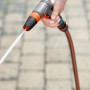 Gardena Comfort Reinigungsspritze in Aktion: Wasserstrahl für Reinigung und Bewässerung.