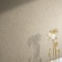 Beige Marburg Vliestapete Papis Loveday mit feiner Struktur und Schattenwurf.