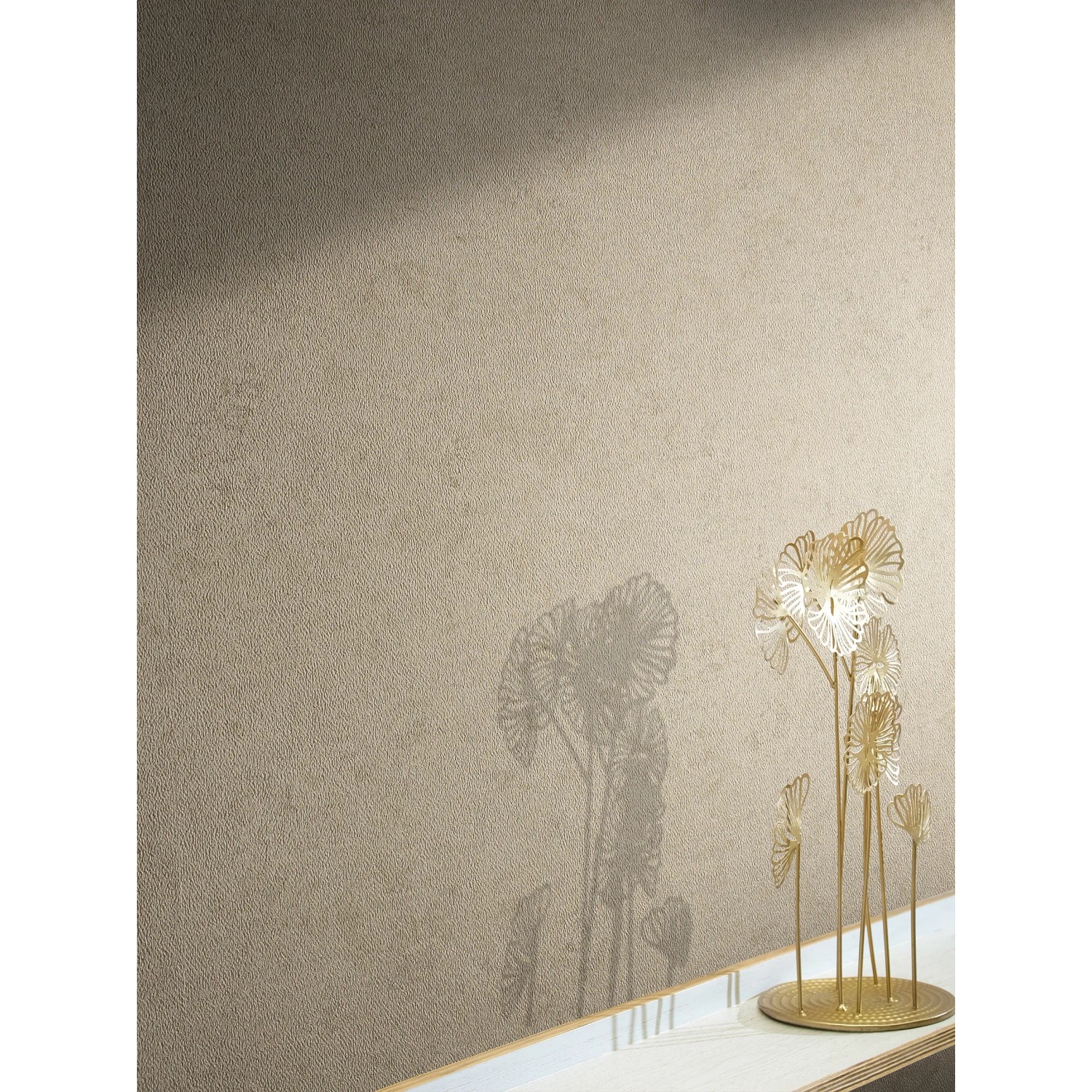 Beige Marburg Vliestapete Papis Loveday mit feiner Struktur und Schattenwurf.