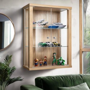 Hängevitrine Buche mit Glastüren und Glasböden, zur Wandmontage. Ideal für Sammlerstücke.