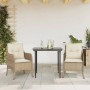 3-teilige Garten Essgruppe aus Rattan mit Kissen in Beige. Gartentisch mit Glasplatte und zwei Stühle.