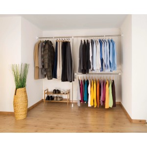 Wenko Teleskop-Garderoben-Set, 3-teilig, aus Edelstahl, mit Kleidung und Schuhregal im Raum.