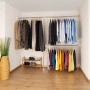 Wenko Teleskop-Garderoben-Set, 3-teilig, aus Edelstahl, mit Kleidung und Schuhregal im Raum.