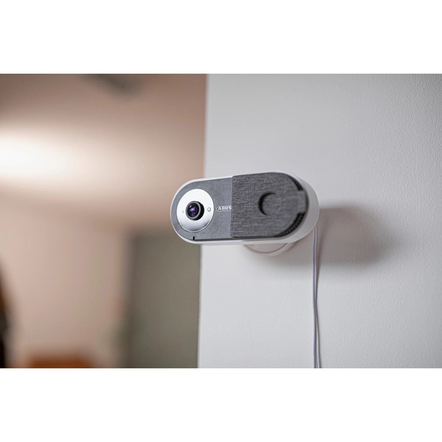 Abus Innen-Kamera PPIC31020 zur Videoüberwachung, montiert an einer weißen Wand.