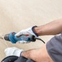 Bosch Professional Heißluftgebläse GHG 20-60 im Einsatz, blau, mit Düse und Handschuhen.