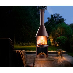 Brauner Buschbeck Gartengrillkamin Sydney mit brennendem Feuer im Garten.