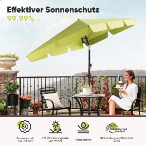 Rechteckiger, hellgrüner Sekey Sonnenschirm 200x125 cm auf Balkon mit sitzender Frau.