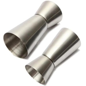 Zwei silberne Edelstahl Jigger Cocktail-Messbecher 30/50 ml. Polierte Küchenhelfer für die Bar.