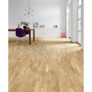 Heller Living by Haro Parkett Schiffsboden Eiche Pure im Wohnraum mit Esstisch und Stühlen.